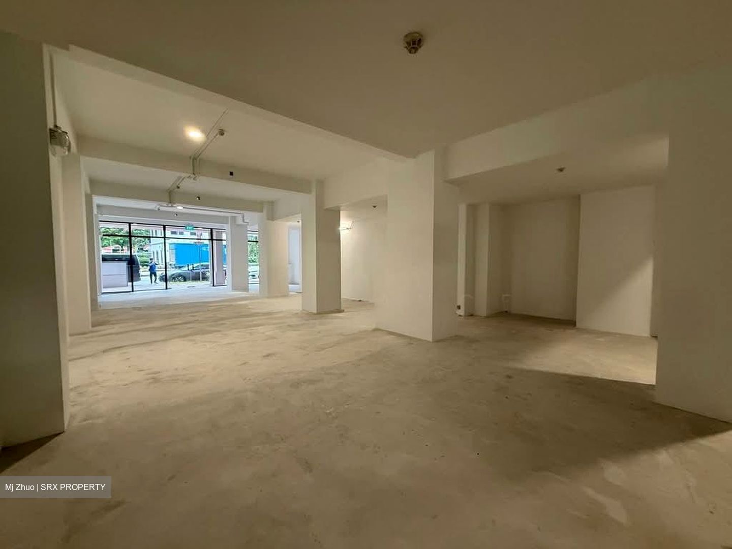 North Canal Road (D1), Retail #599580681